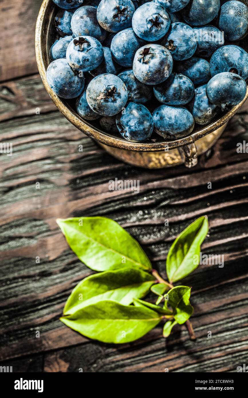 Frische Heidelbeeren in einer klassischen Metallschale Stockfoto