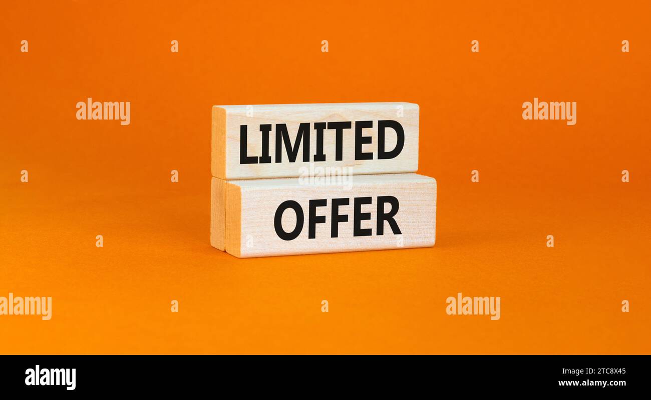 Symbol für begrenztes Angebot. Concept Words begrenztes Angebot für schönen Holzblock. Schöner oranger Tisch mit orangefarbenem Hintergrund. Unternehmensmarketing, Motivationa Stockfoto