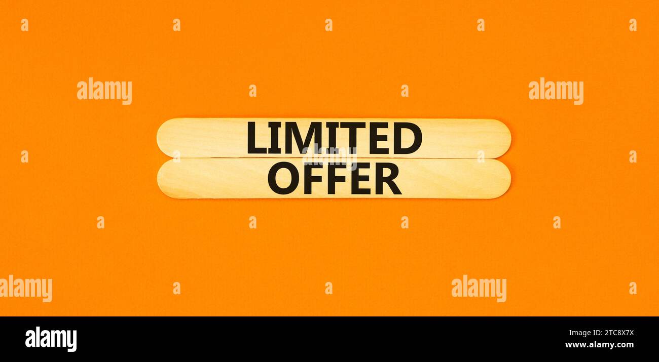 Symbol für begrenztes Angebot. Concept Words begrenztes Angebot für Holzstab. Schöner oranger Tisch mit orangefarbenem Hintergrund. Business Marketing, Motivational Limited Stockfoto