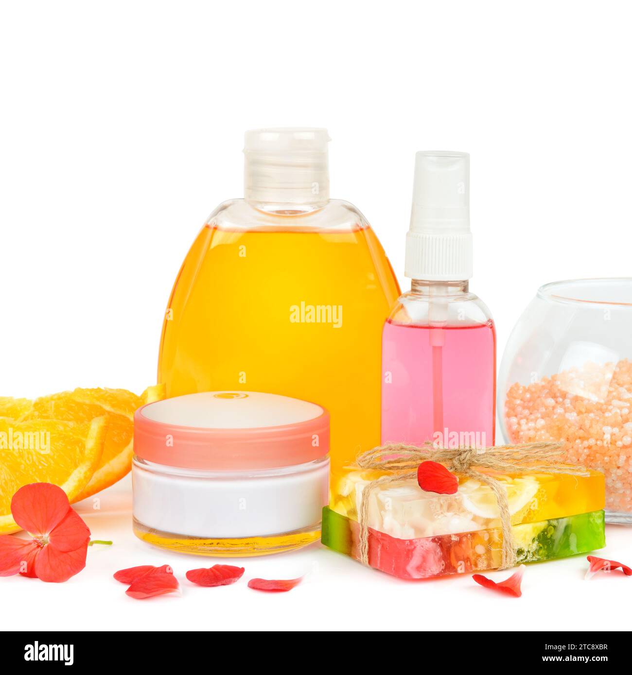 Hautpflege für das Gesicht. Kosmetikcreme, mizellares Wasser, Salz für das Bad und handgemachte Seife isoliert auf weißem Hintergrund. Stockfoto