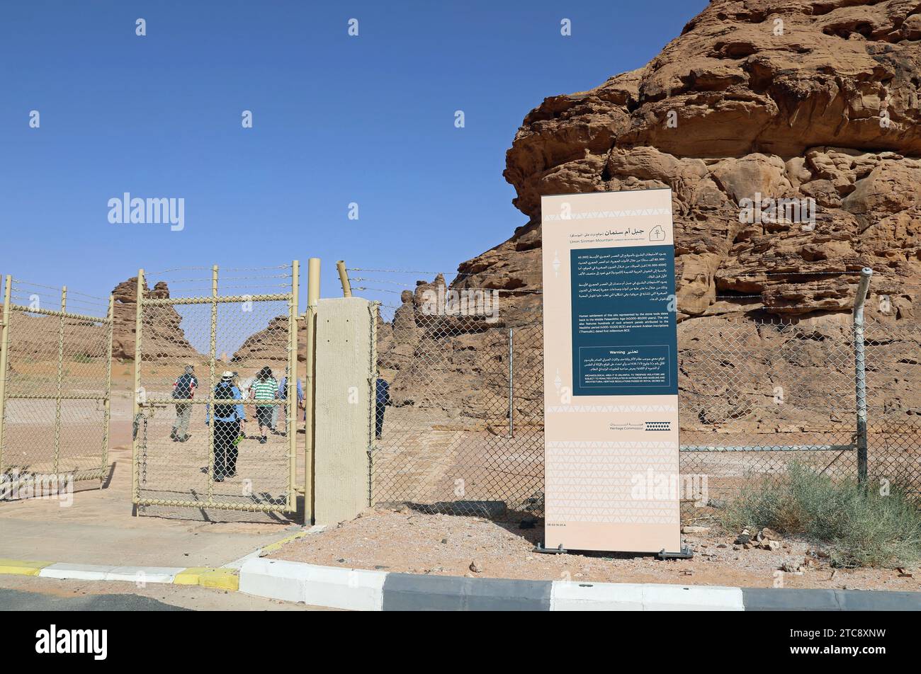 Europäische Touristen am selten besuchten Umm Sinman Mountain in Saudi-Arabien Stockfoto