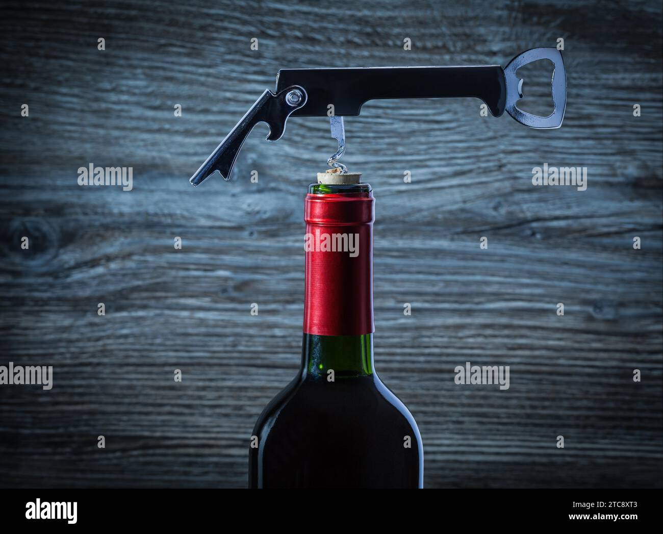 Korkenzieher auf Rotweinflasche Stockfoto