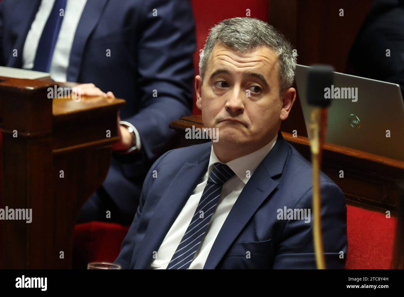 Paris, Frankreich. Dezember 2023. © PHOTOPQR/LE PARISIEN/Le Parisien/Arnaud Journois ; PARIS ; 11/12/2023 ; POLITIQUE, ASSEMBLEE NATIONALE, 11.12.2023, SEANCE PUBLIQUE/ GERALD DARMANIN Ministre de l'Intérieur et des Outre-mer französischer Innenminister Gerald Darmanin wartet auf eine Debatte über den Gesetzesentwurf zur Einwanderungskontrolle bei der Nationalversammlung Credit: MAXPPP/Alamy Live News Stockfoto