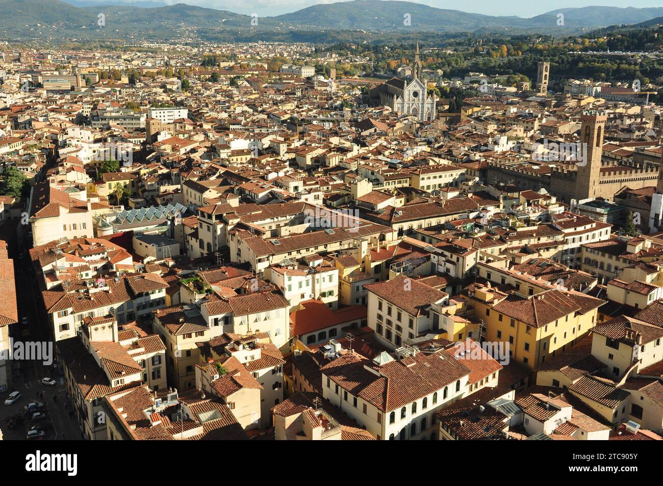 Die Skyline und die Dächer von Florenz Italien vom Glockenturm aus gesehen. Stockfoto