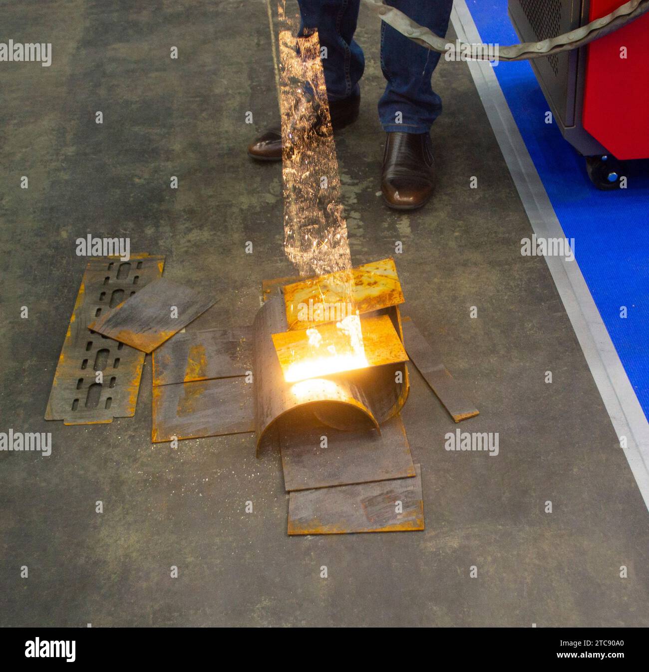 Metallreinigung mit Laser. Metallreinigung mit Laser von Rost. Neue moderne innovative Technologien. Metalllaserreinigung mit tragbaren Geräten. Reinigungslaser. Hochkonzentrierte starke Strahlung. Stockfoto