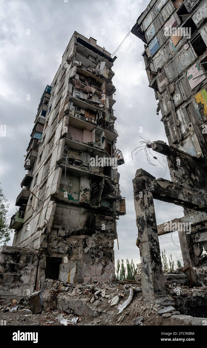 Zerstörte und verbrannte Häuser in der Stadt, Russland, der Ukraine-Krieg Stockfoto