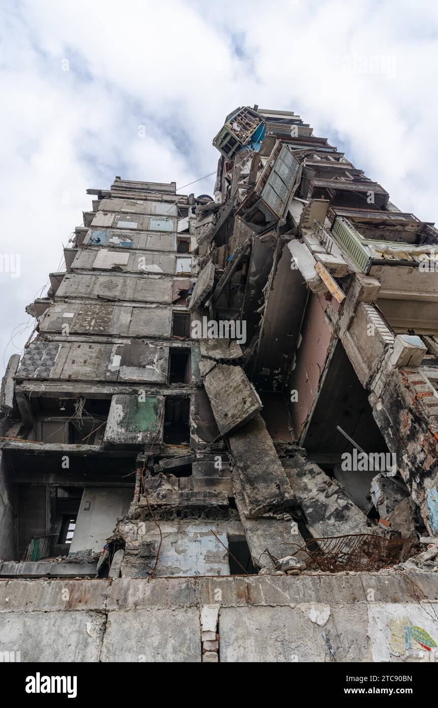 Zerstörte und verbrannte Häuser in der Stadt, Russland, der Ukraine-Krieg Stockfoto