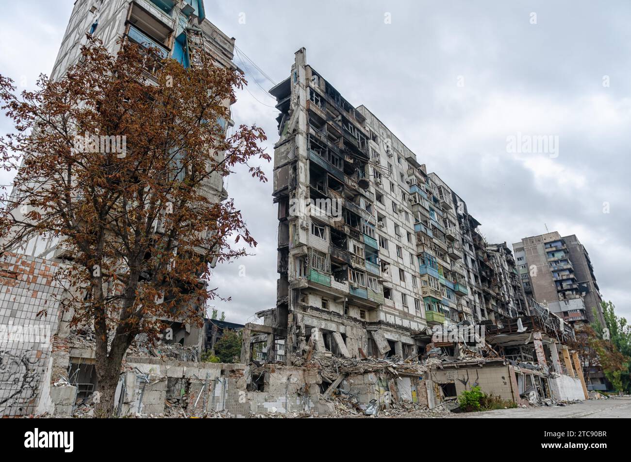 Zerstörte und verbrannte Häuser in der Stadt, Russland, der Ukraine-Krieg Stockfoto