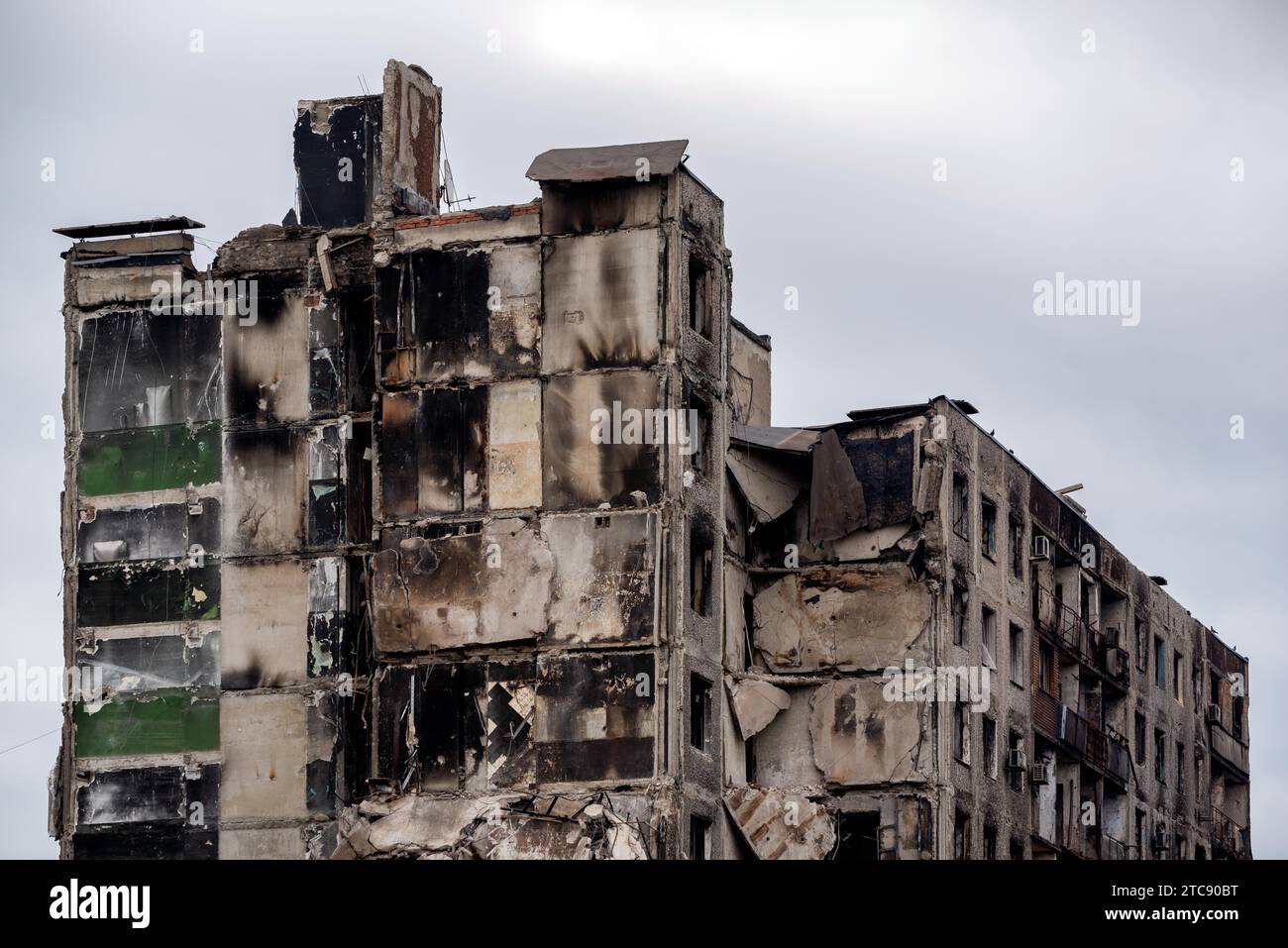 Zerstörte und verbrannte Häuser in der Stadt, Russland, der Ukraine-Krieg Stockfoto