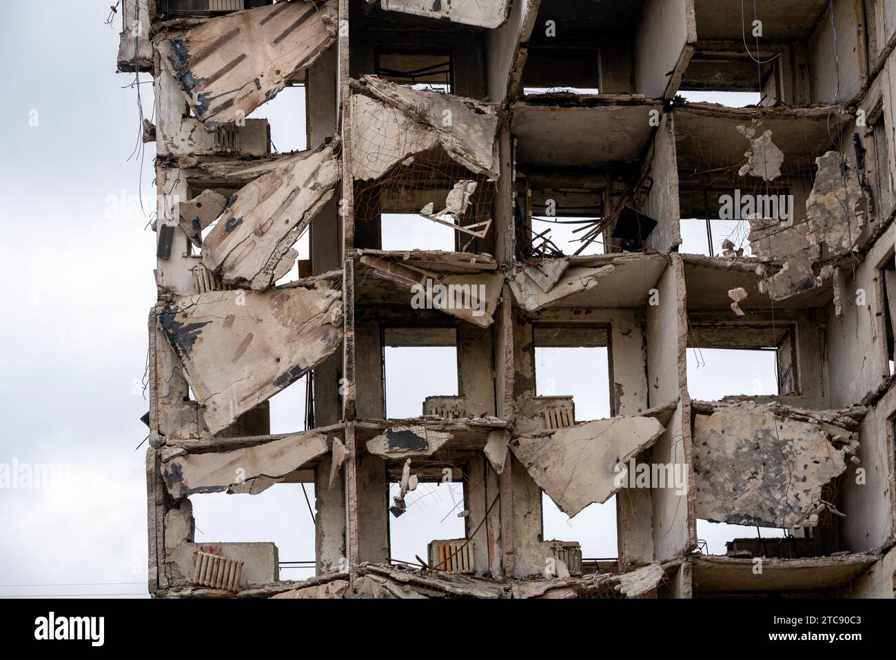 Zerstörte und verbrannte Häuser in der Stadt, Russland, der Ukraine-Krieg Stockfoto