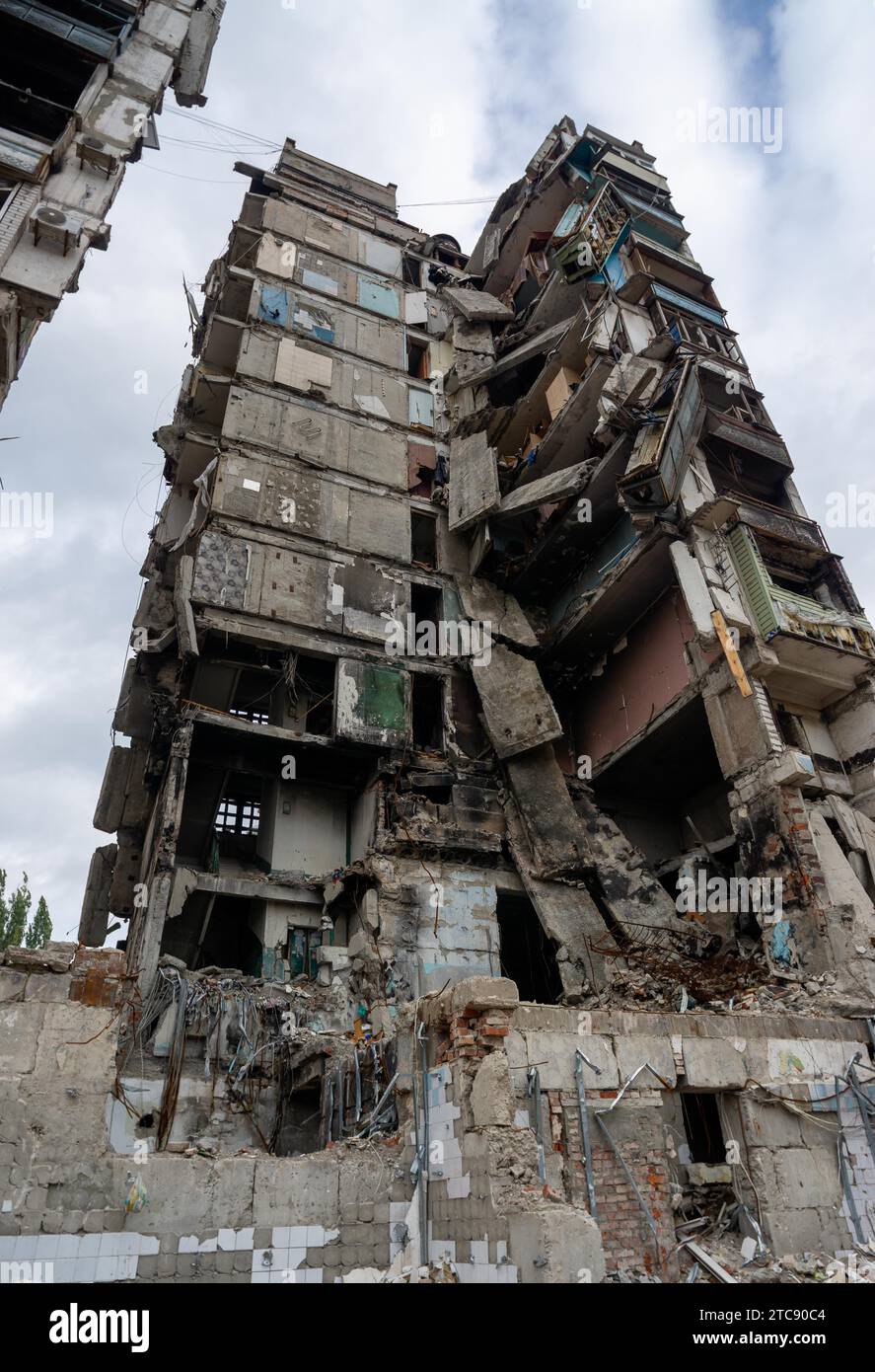 Zerstörte und verbrannte Häuser in der Stadt, Russland, der Ukraine-Krieg Stockfoto