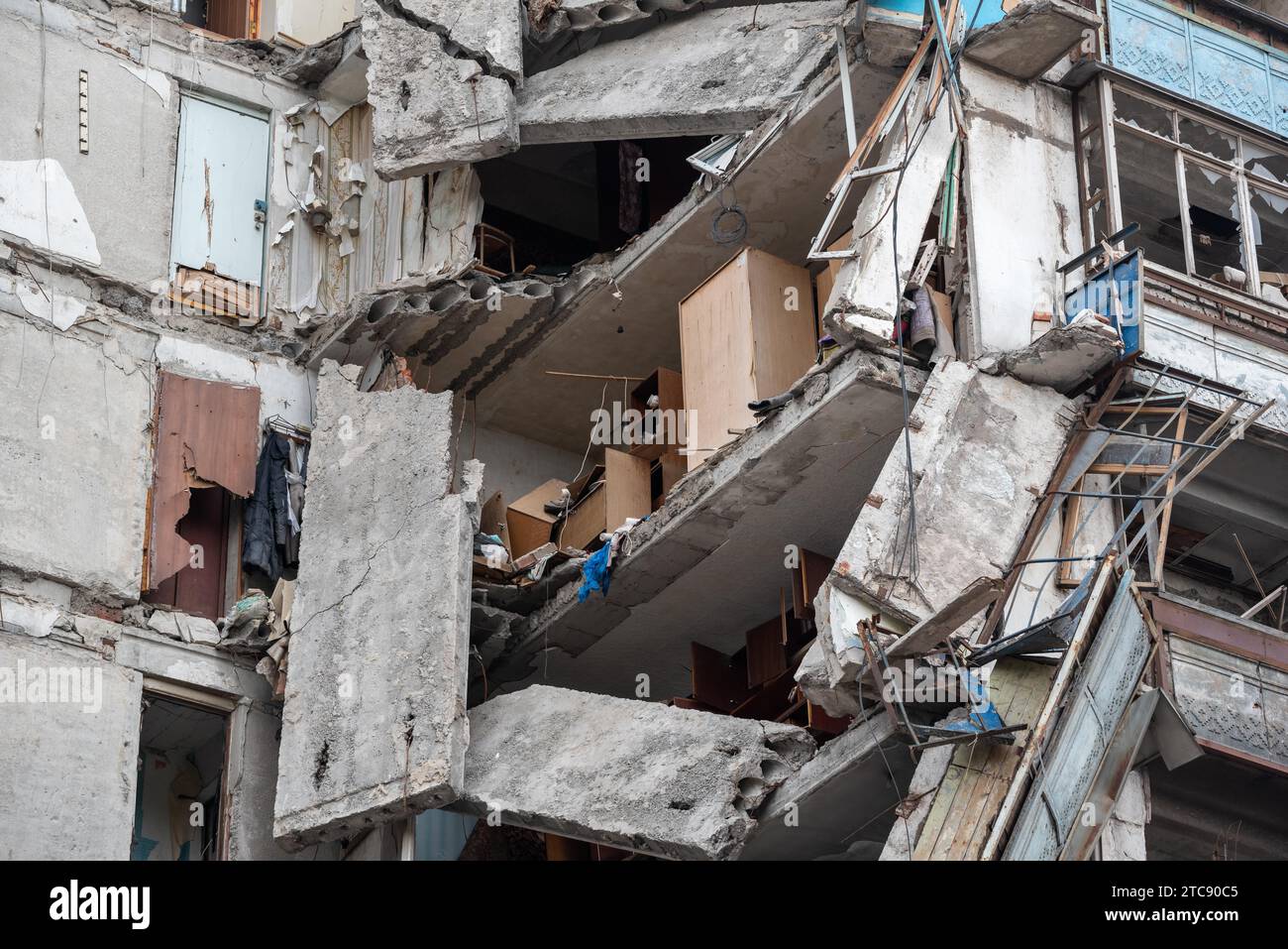 Zerstörte und verbrannte Häuser in der Stadt, Russland, der Ukraine-Krieg Stockfoto