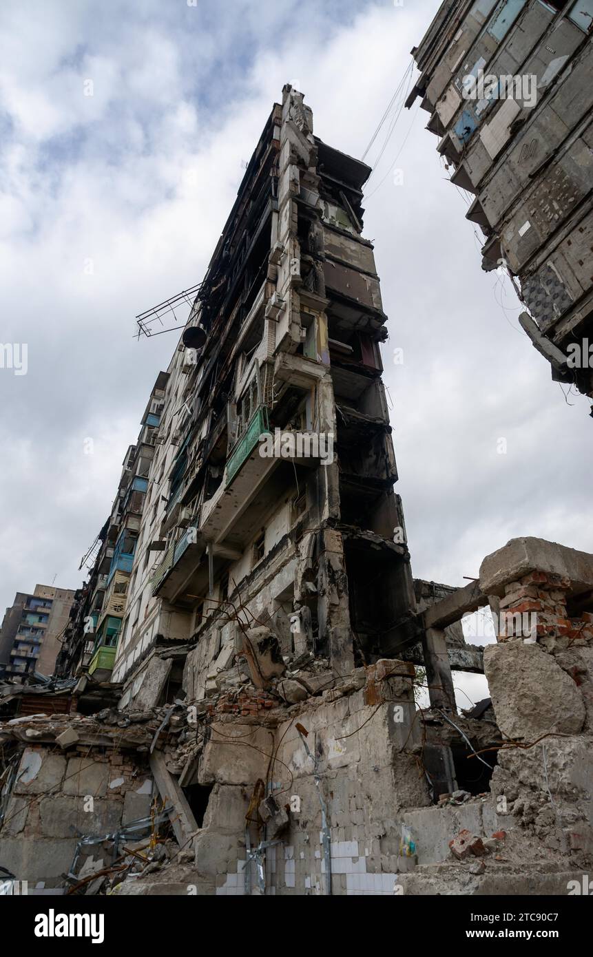 Zerstörte und verbrannte Häuser in der Stadt, Russland, der Ukraine-Krieg Stockfoto