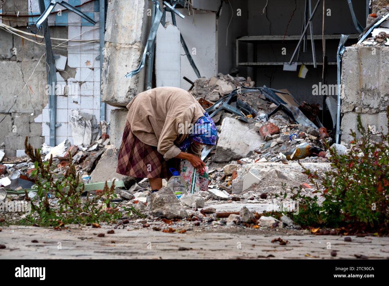 Zerstörte und verbrannte Häuser in der Stadt, Russland, der Ukraine-Krieg Stockfoto