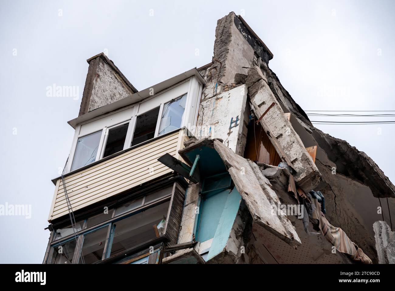 Zerstörte und verbrannte Häuser in der Stadt, Russland, der Ukraine-Krieg Stockfoto