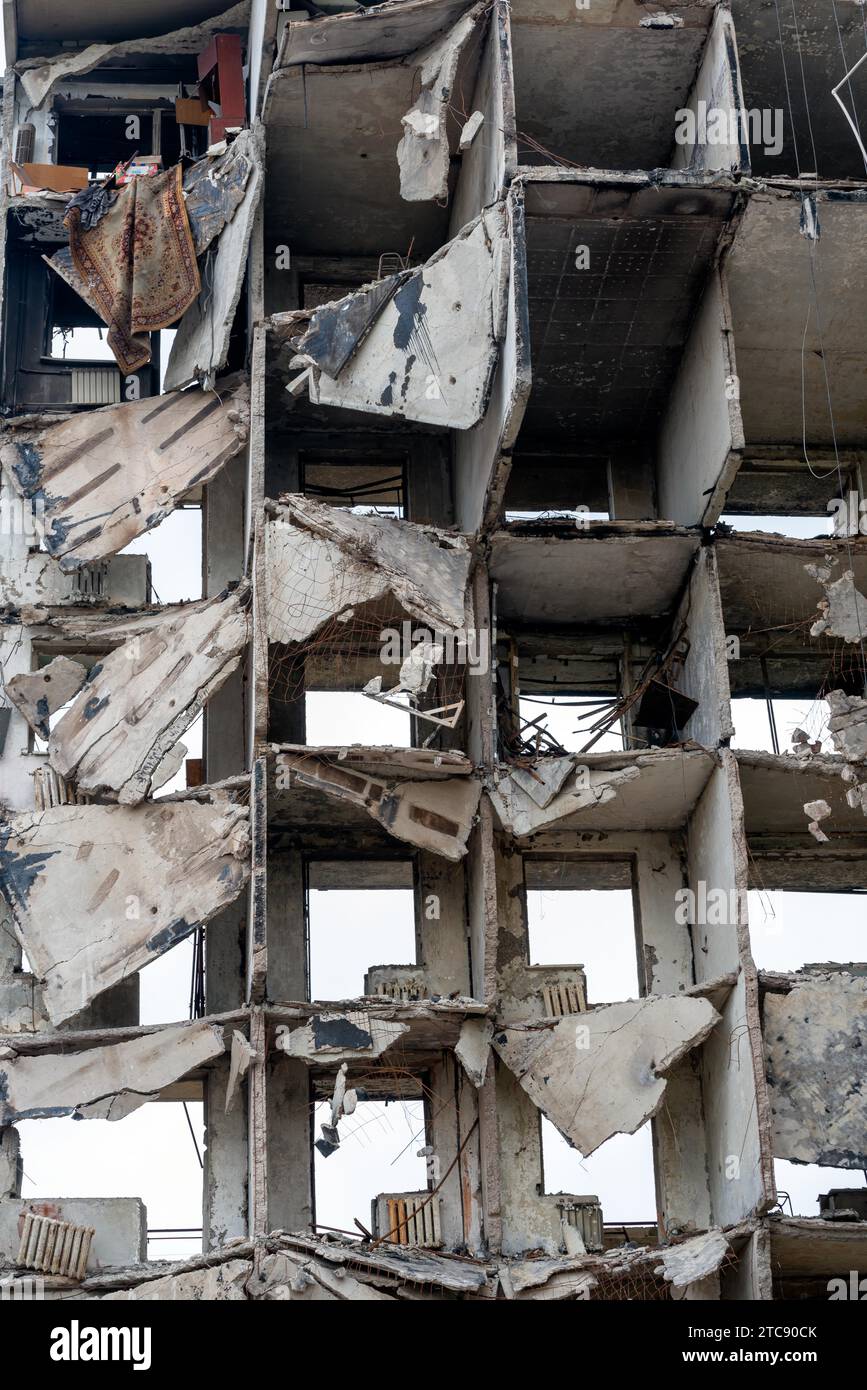 Zerstörte und verbrannte Häuser in der Stadt, Russland, der Ukraine-Krieg Stockfoto