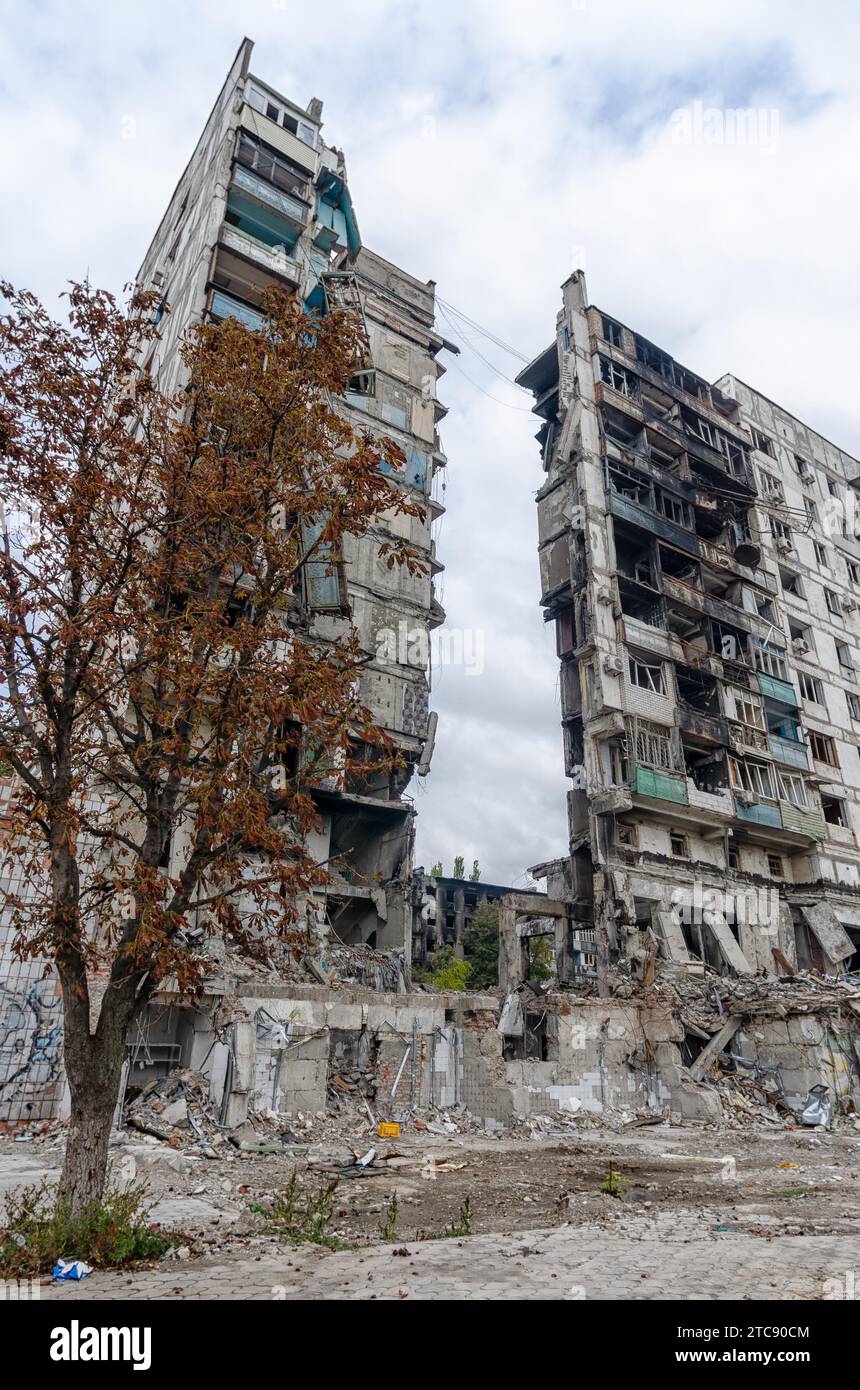 Zerstörte und verbrannte Häuser in der Stadt, Russland, der Ukraine-Krieg Stockfoto