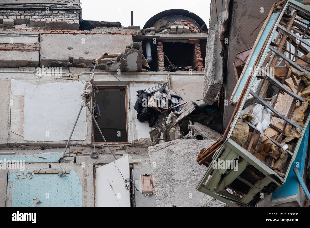 Zerstörte und verbrannte Häuser in der Stadt, Russland, der Ukraine-Krieg Stockfoto