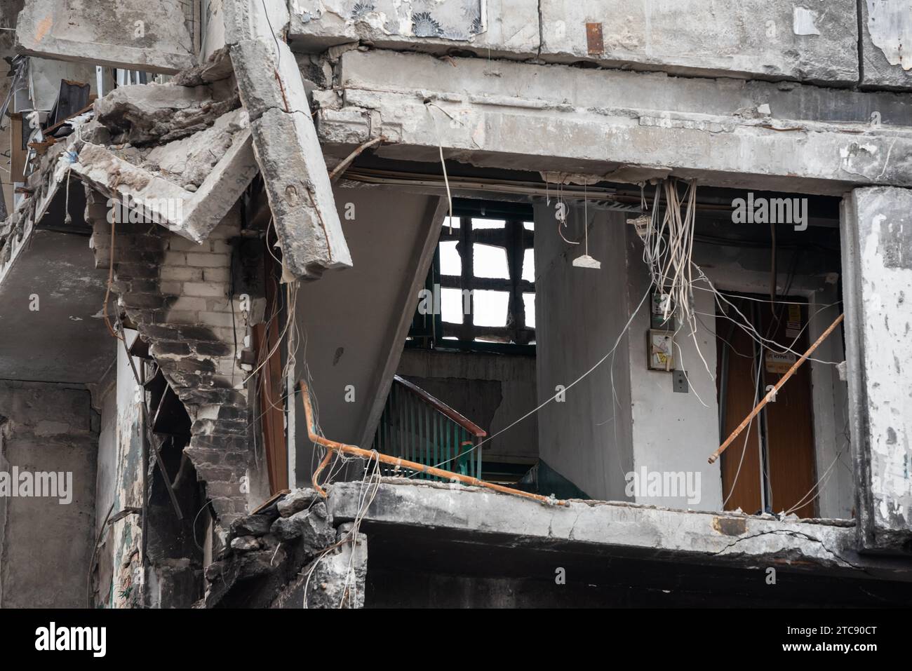 Zerstörte und verbrannte Häuser in der Stadt, Russland, der Ukraine-Krieg Stockfoto
