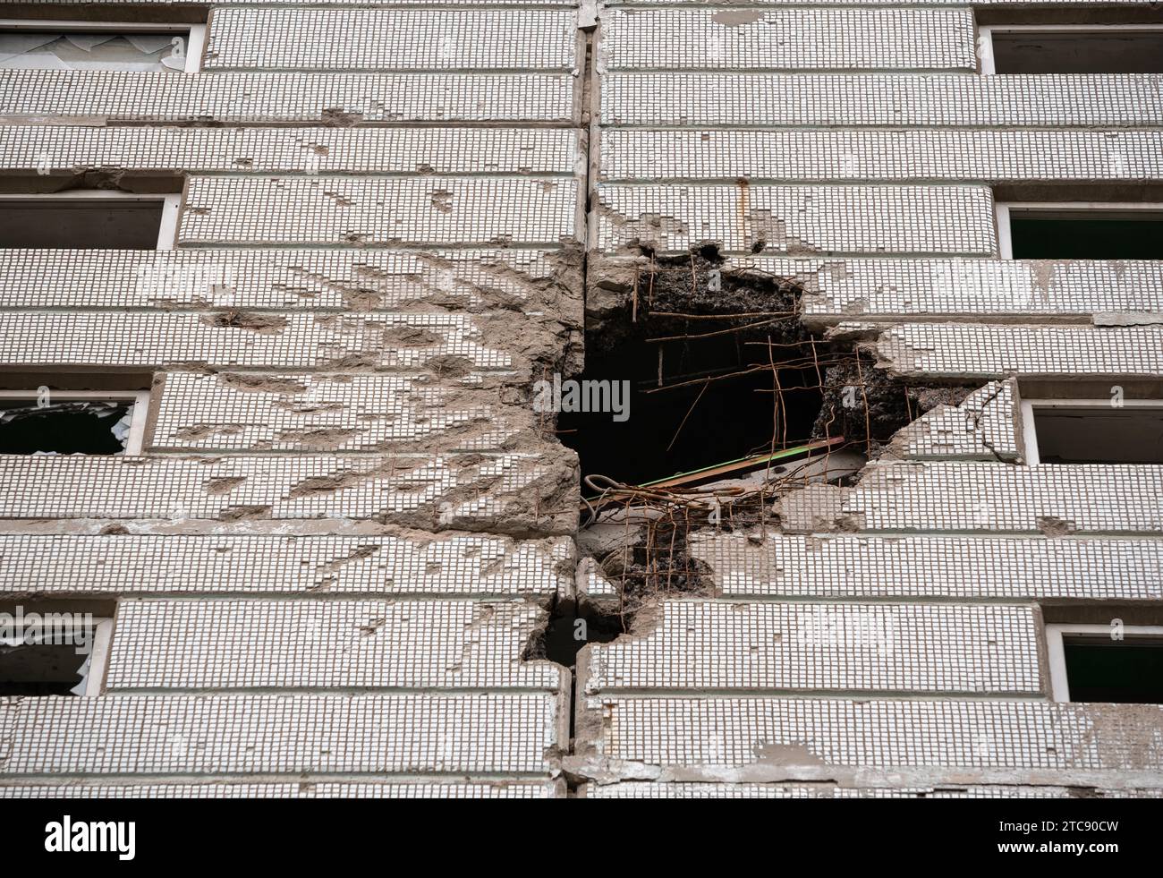 Zerstörte und verbrannte Häuser in der Stadt, Russland, der Ukraine-Krieg Stockfoto