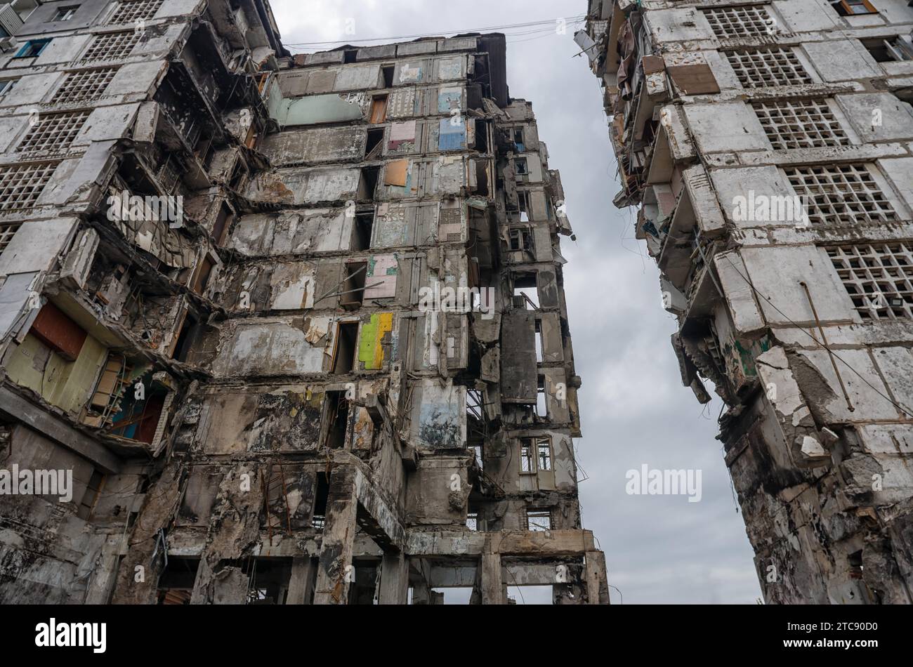Zerstörte und verbrannte Häuser in der Stadt, Russland, der Ukraine-Krieg Stockfoto