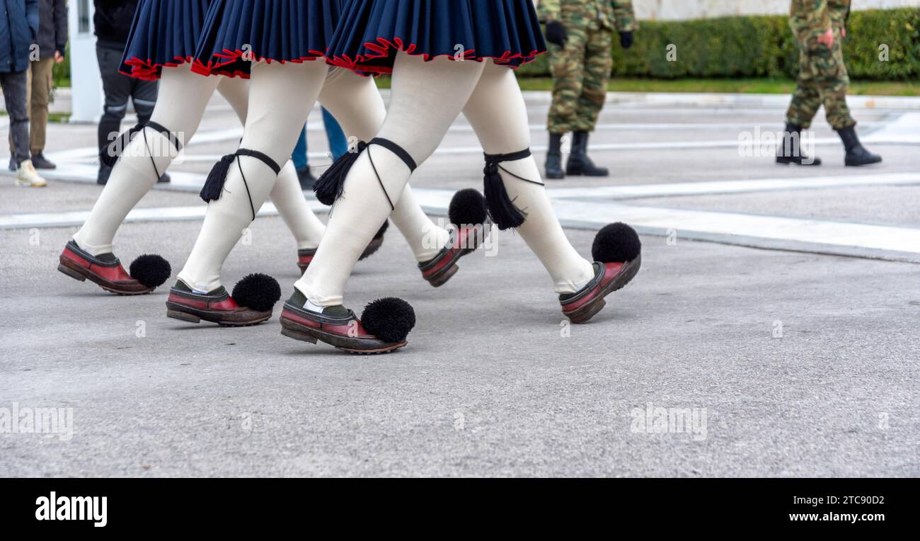 Griechische Evzone Soldaten in traditionellen Trachten Wache der Ehre an einem Denkmal in griechenland Stockfoto