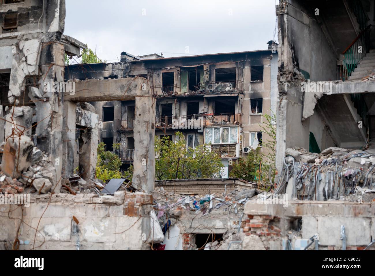 Zerstörte und verbrannte Häuser in der Stadt, Russland, der Ukraine-Krieg Stockfoto