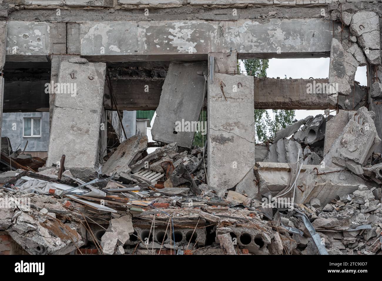 Zerstörte und verbrannte Häuser in der Stadt, Russland, der Ukraine-Krieg Stockfoto