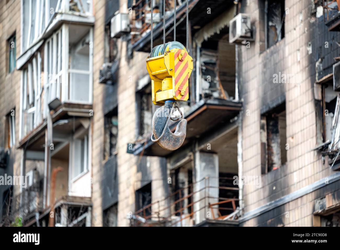 Zerstörte und verbrannte Häuser in der Stadt, Russland, der Ukraine-Krieg Stockfoto