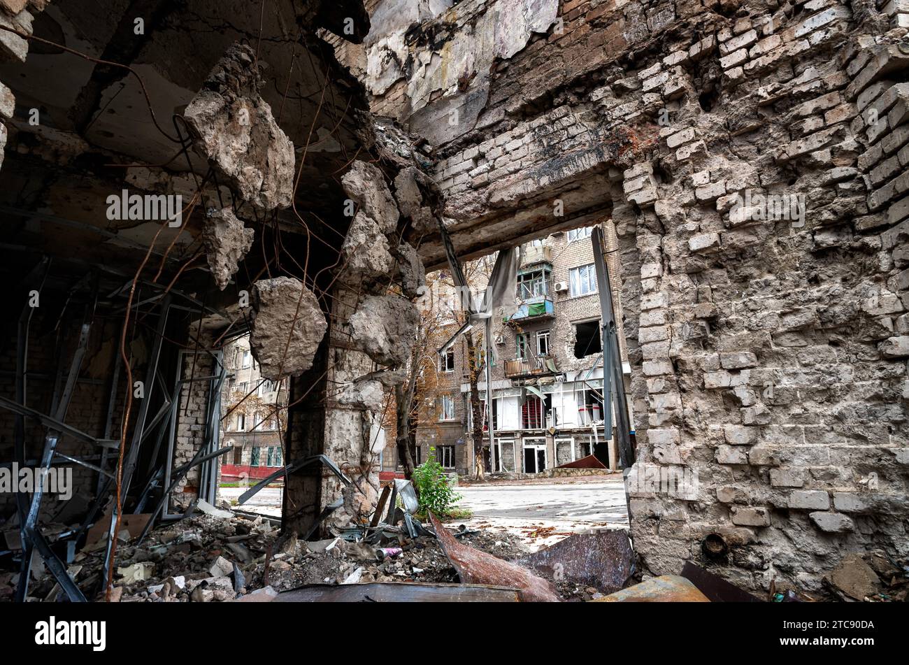 Zerstörte und verbrannte Häuser in der Stadt, Russland, der Ukraine-Krieg Stockfoto