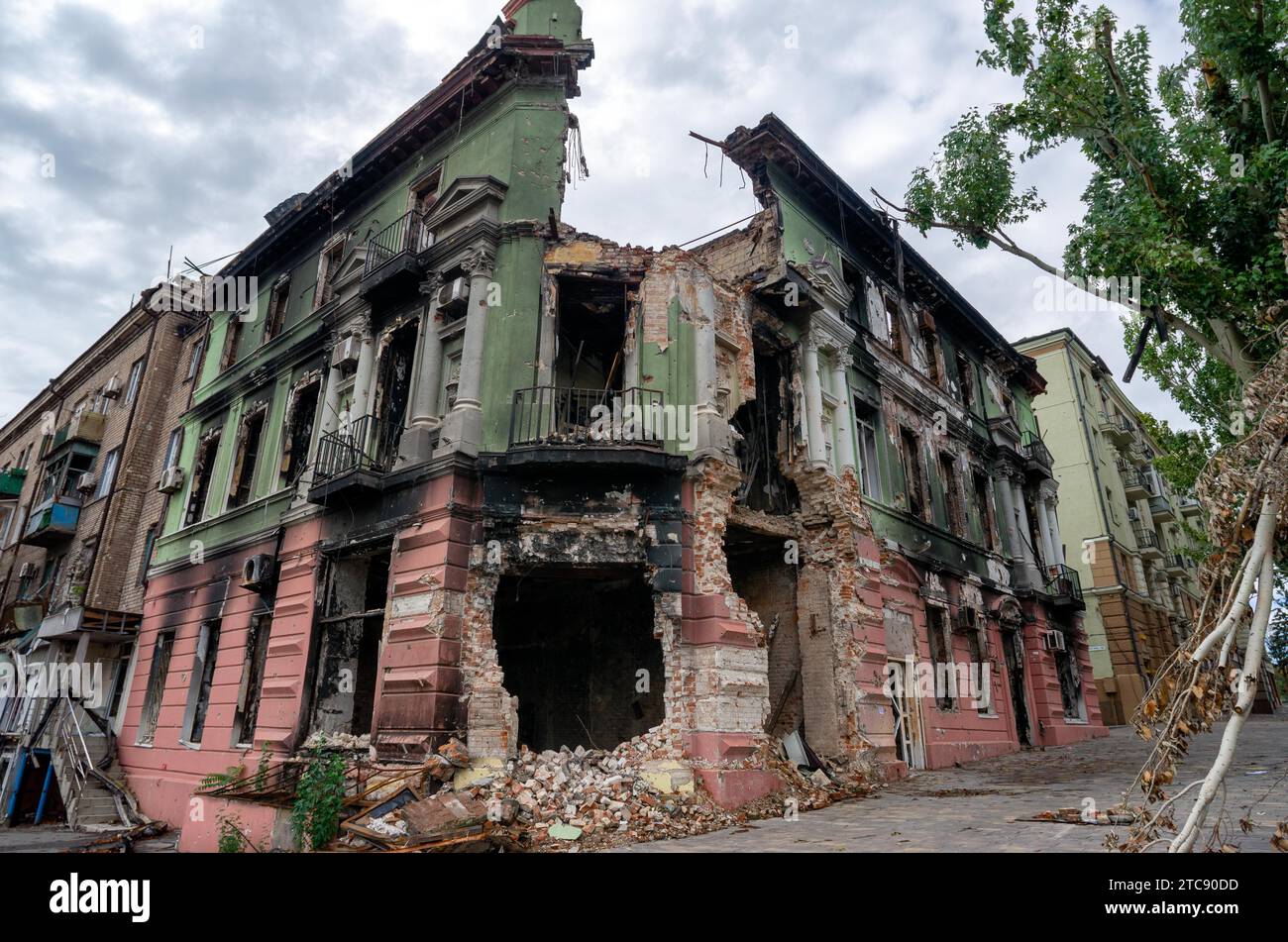 Zerstörte und verbrannte Häuser in der Stadt, Russland, der Ukraine-Krieg Stockfoto
