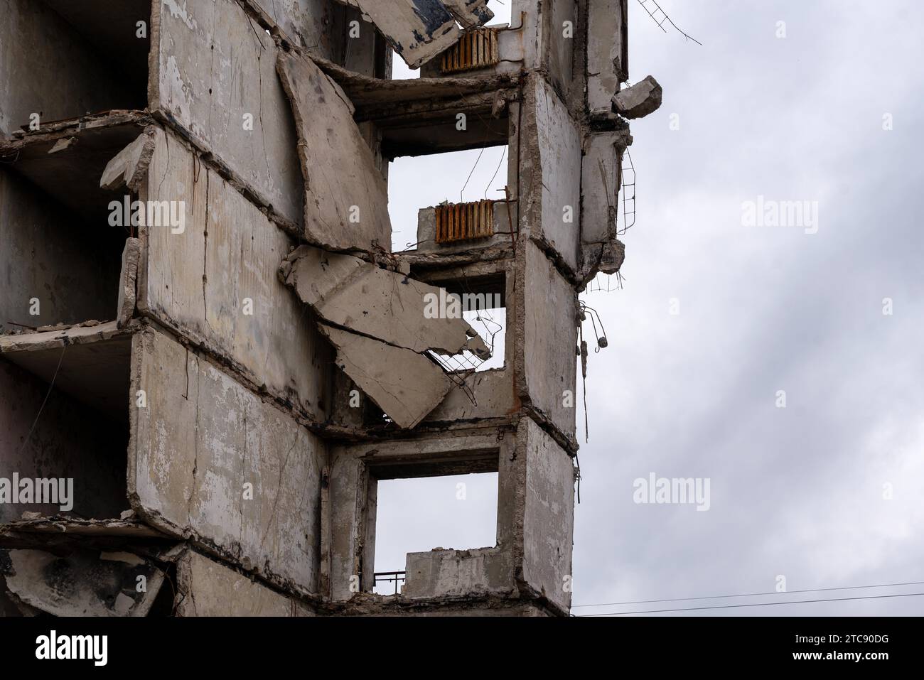 Zerstörte und verbrannte Häuser in der Stadt, Russland, der Ukraine-Krieg Stockfoto