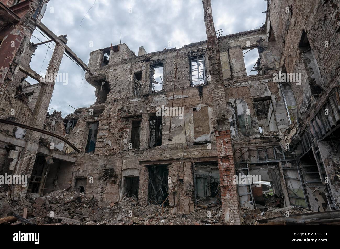 Zerstörte und verbrannte Häuser in der Stadt, Russland, der Ukraine-Krieg Stockfoto