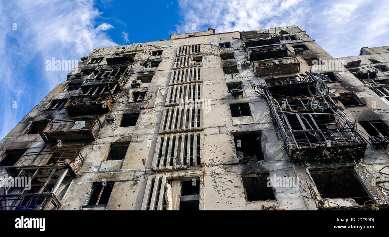 Zerstörte und verbrannte Häuser in der Stadt, Russland, der Ukraine-Krieg Stockfoto