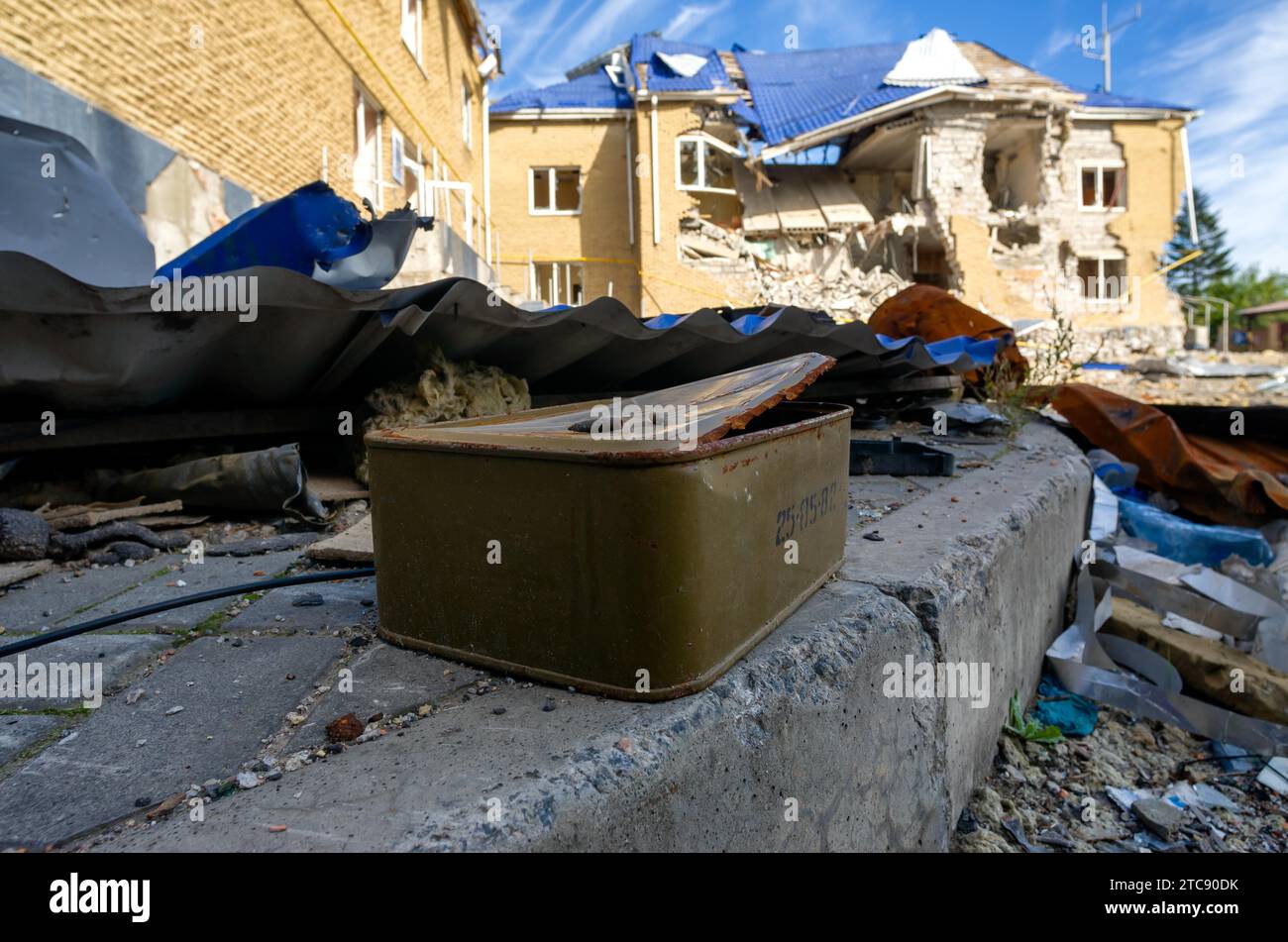 Zerstörte und verbrannte Häuser in der Stadt, Russland, der Ukraine-Krieg Stockfoto