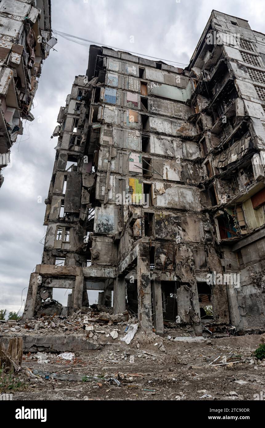 Zerstörte und verbrannte Häuser in der Stadt, Russland, der Ukraine-Krieg Stockfoto