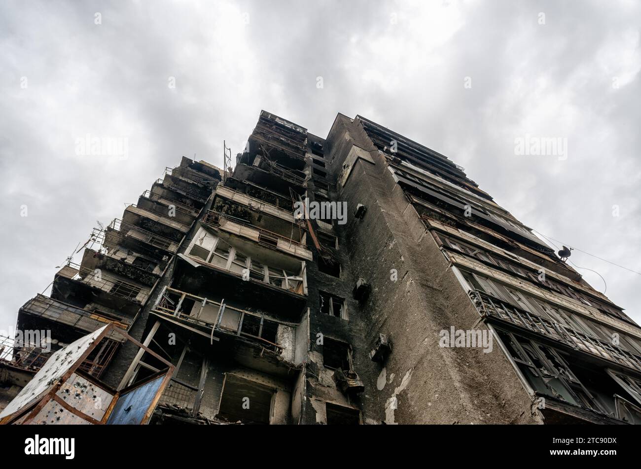 Zerstörte und verbrannte Häuser in der Stadt, Russland, der Ukraine-Krieg Stockfoto