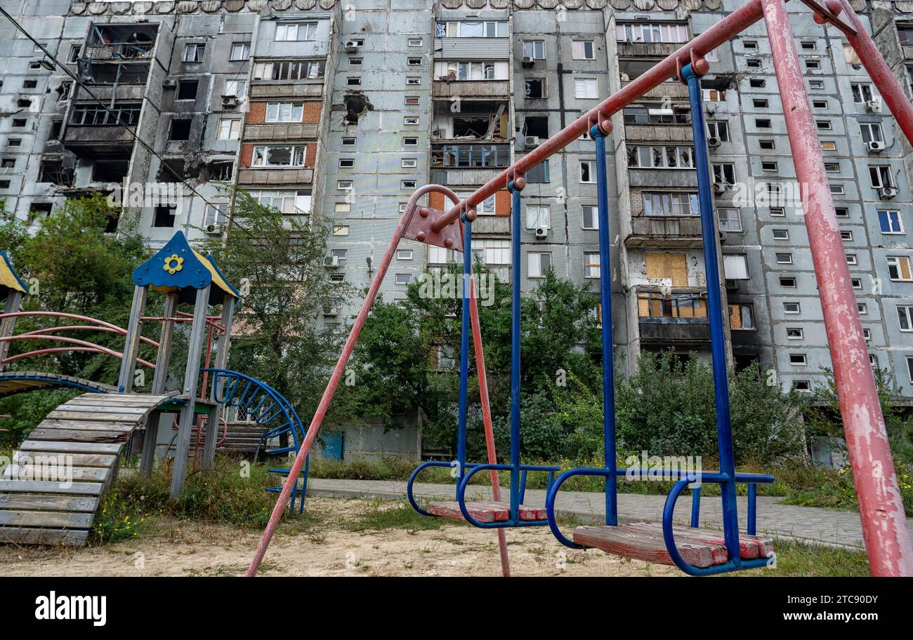 Zerstörte und verbrannte Häuser in der Stadt, Russland, der Ukraine-Krieg Stockfoto