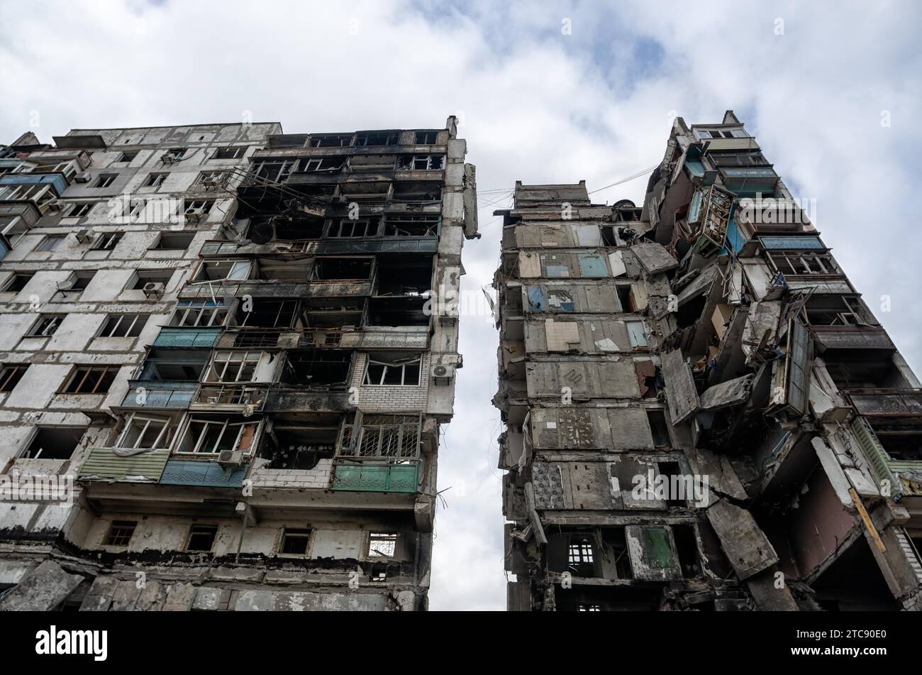 Zerstörte und verbrannte Häuser in der Stadt, Russland, der Ukraine-Krieg Stockfoto