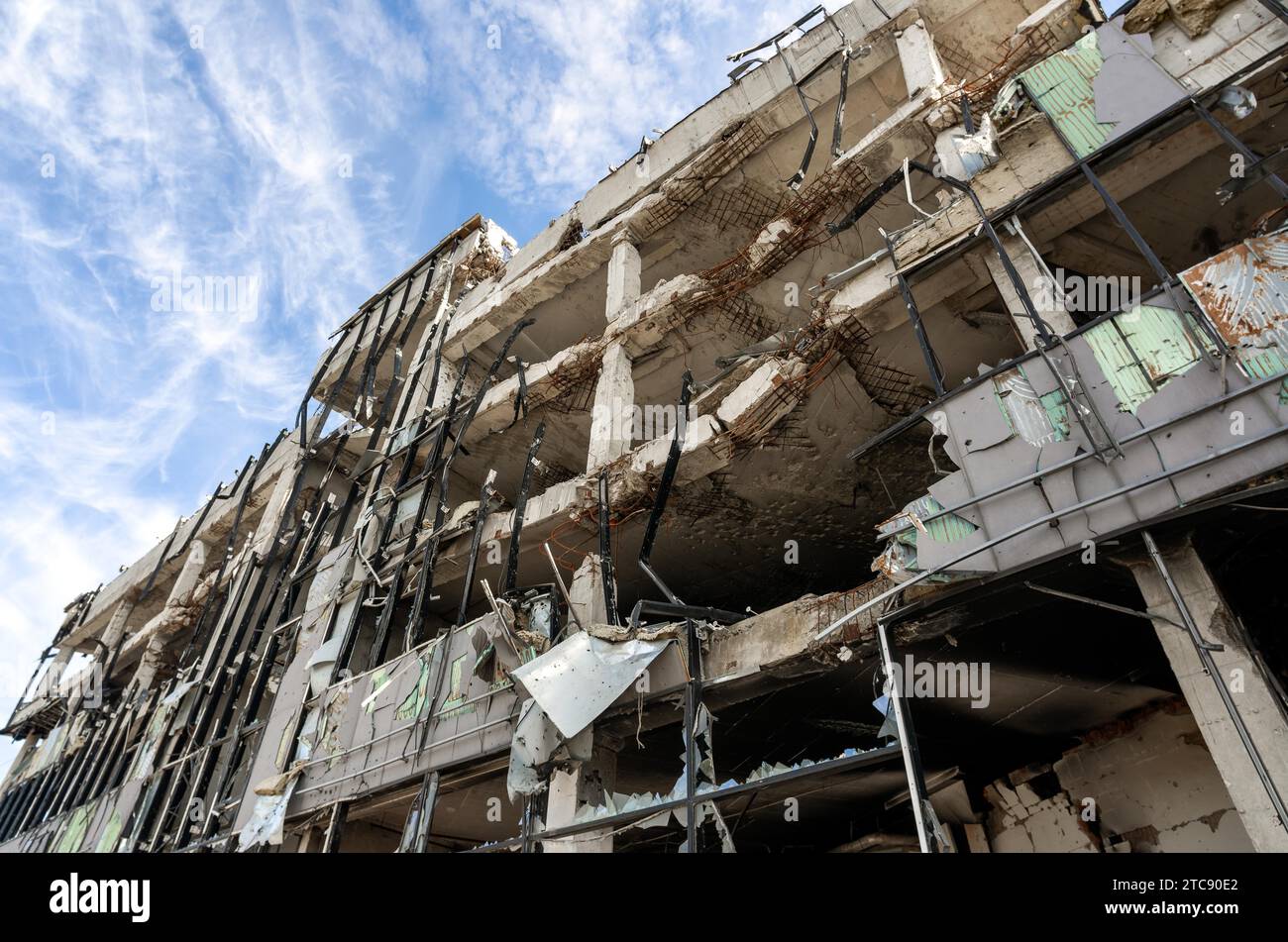 Zerstörte und verbrannte Häuser in der Stadt, Russland, der Ukraine-Krieg Stockfoto