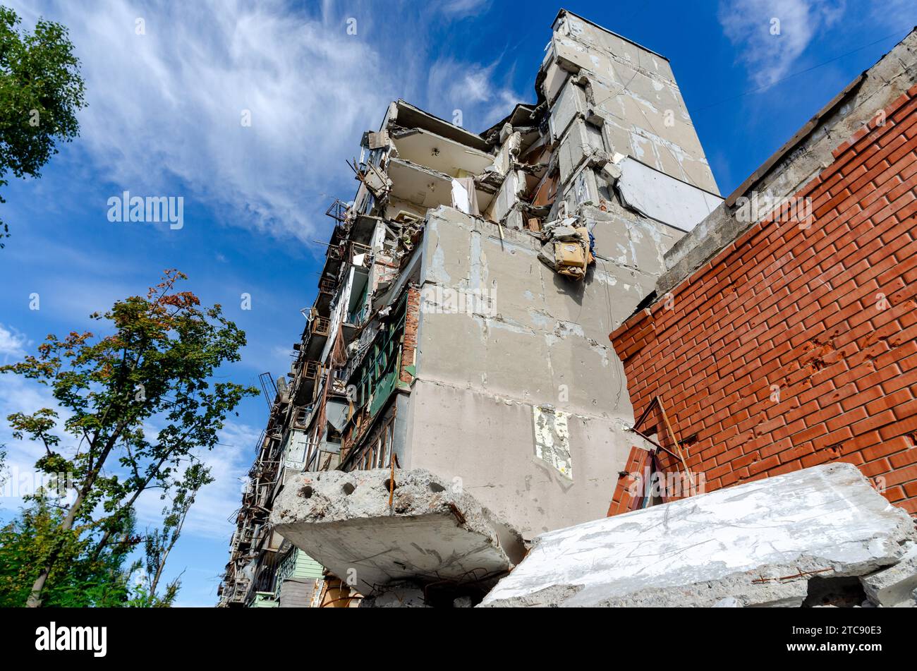 Zerstörte und verbrannte Häuser in der Stadt, Russland, der Ukraine-Krieg Stockfoto