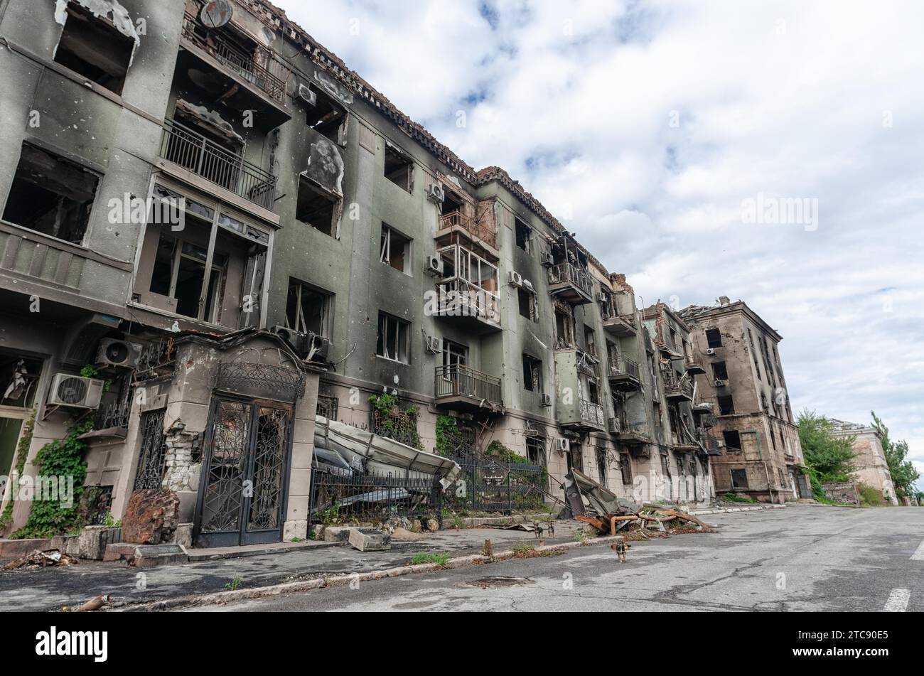 Zerstörte und verbrannte Häuser in der Stadt, Russland, der Ukraine-Krieg Stockfoto