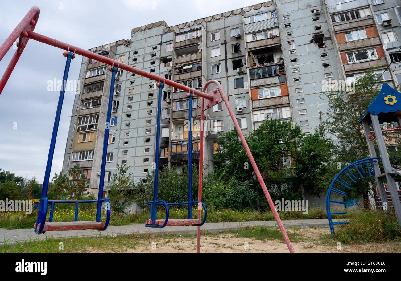 Zerstörte und verbrannte Häuser in der Stadt, Russland, der Ukraine-Krieg Stockfoto