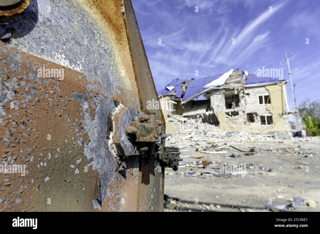 Verbrannter militärischer Panzerwagen auf der Straße des zerstörten Stadtkrieges Ukraine Russland Stockfoto