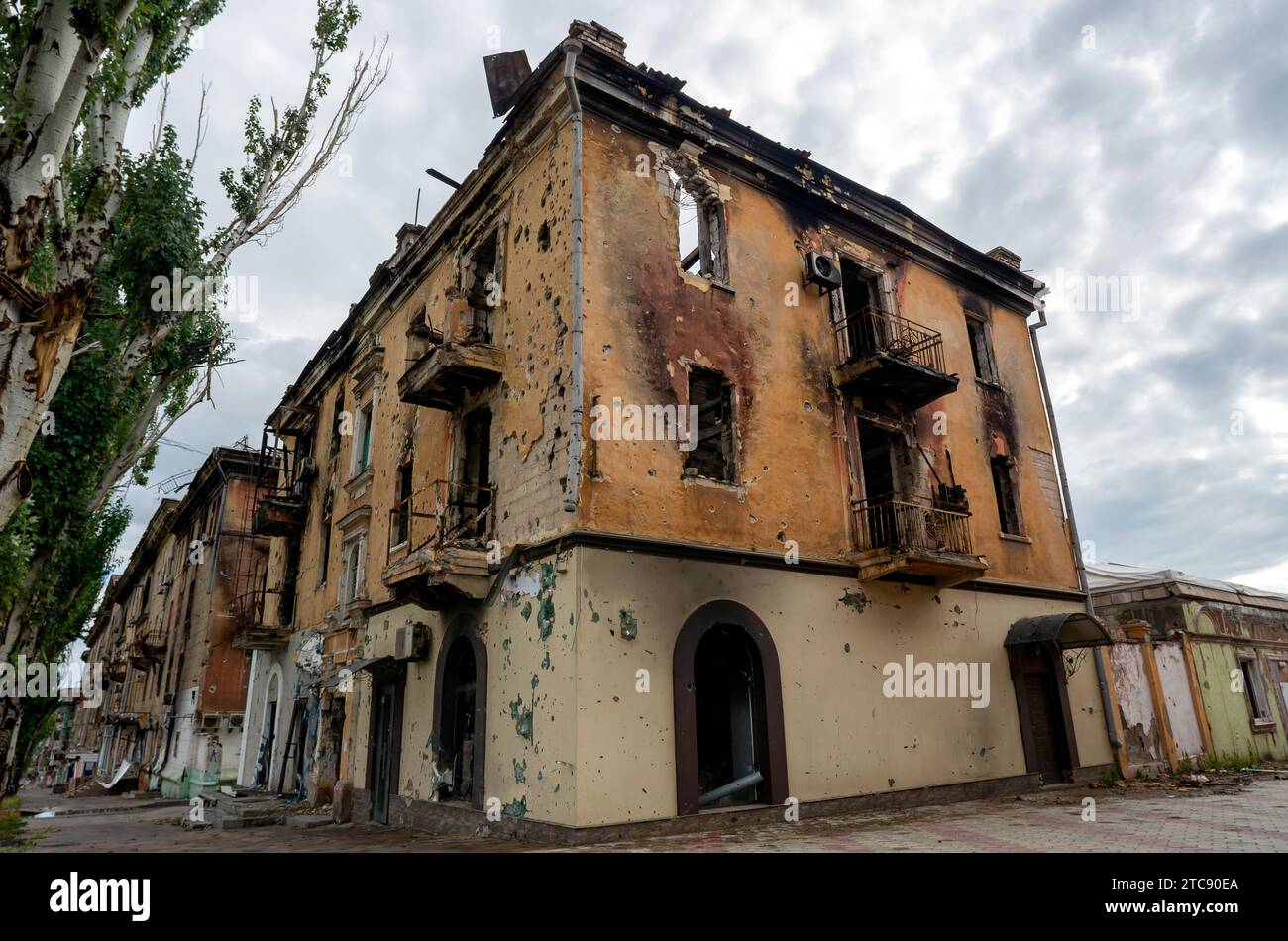 Zerstörte und verbrannte Häuser in der Stadt, Russland, der Ukraine-Krieg Stockfoto