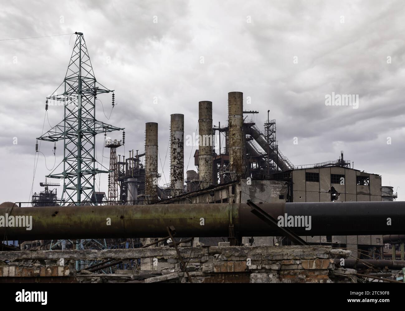 Zerstörte Gebäude der Werkstatt des Azovstal-Werks im Mariupol-Krieg in der Ukraine mit Russland Stockfoto