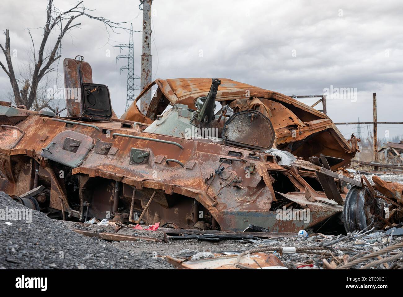 Verbrannter Tank und zerstörte Gebäude des Azovstal-Werkes im Mariupol-Krieg in der Ukraine mit Russland Stockfoto