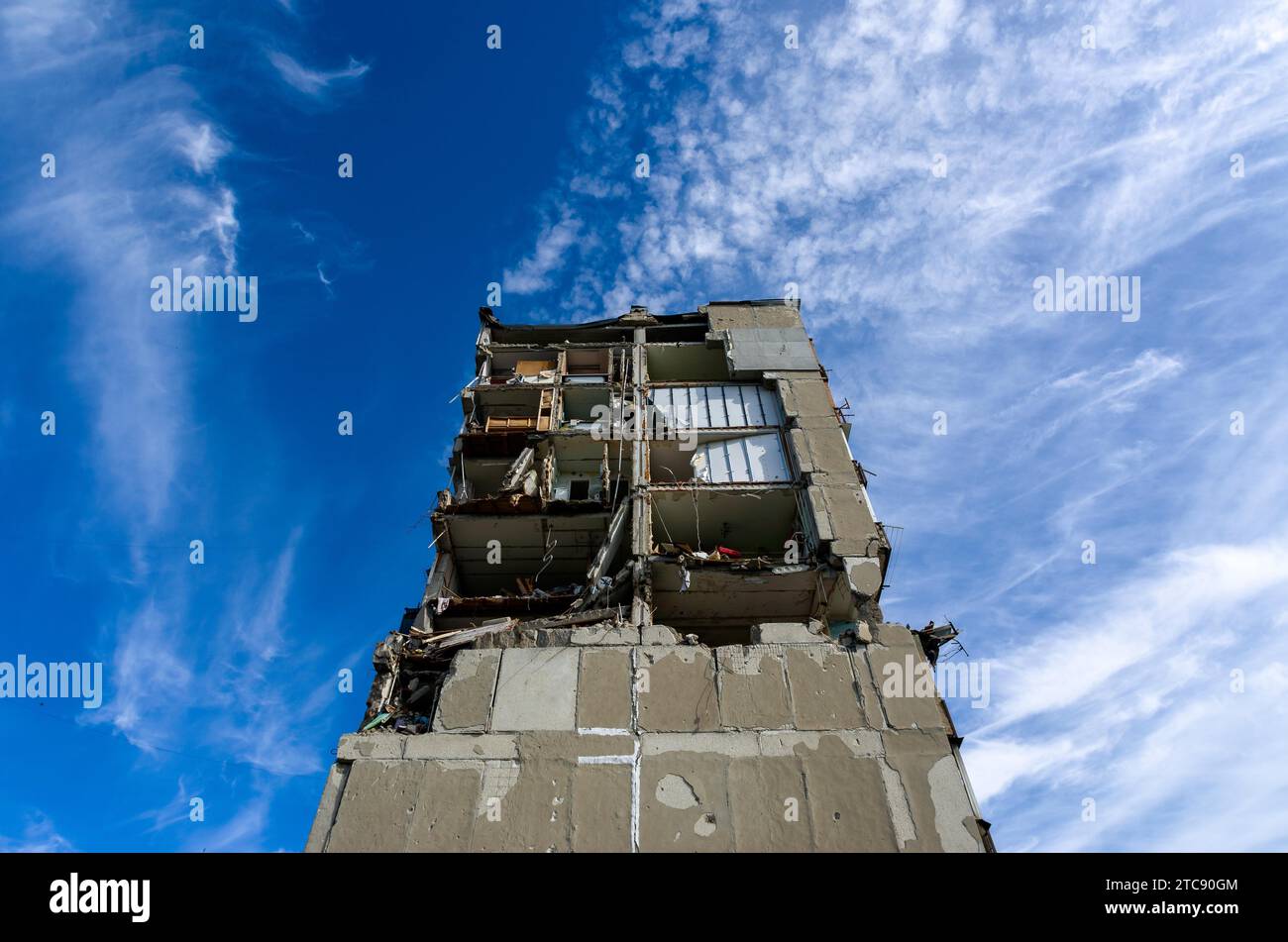 Zerstörte und verbrannte Häuser in der Stadt, Russland, der Ukraine-Krieg Stockfoto