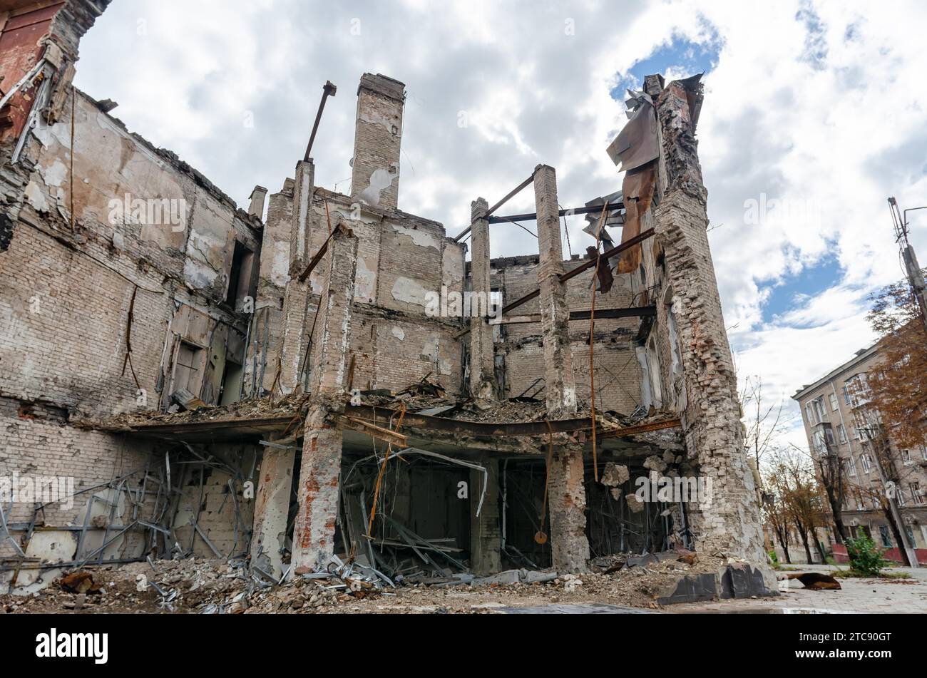 Zerstörte und verbrannte Häuser in der Stadt, Russland, der Ukraine-Krieg Stockfoto
