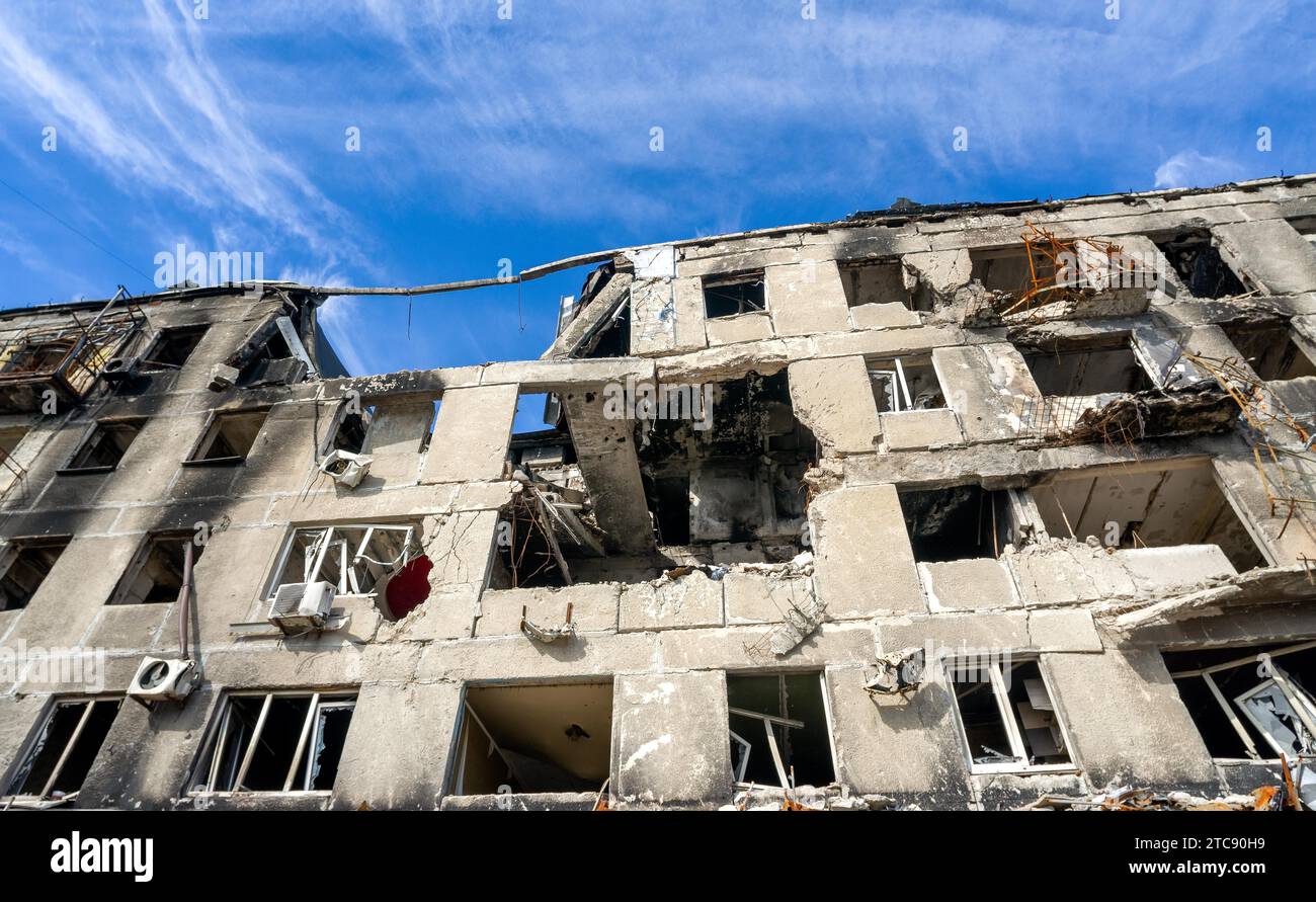 Zerstörte und verbrannte Häuser in der Stadt, Russland, der Ukraine-Krieg Stockfoto